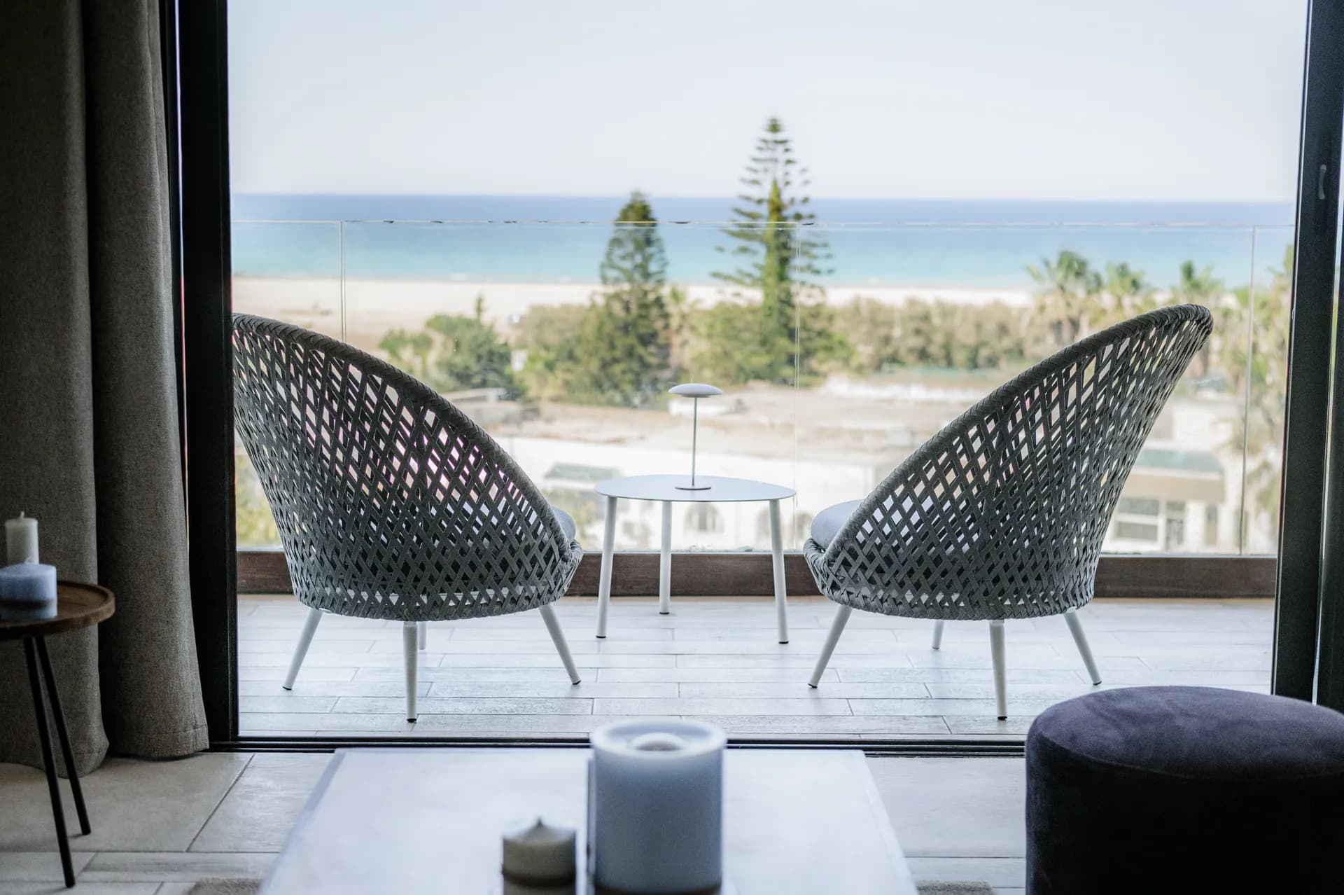 Terrasse d'un appartement Nautilus avec fauteuils tressés face à la mer Méditerranée à Bizerte