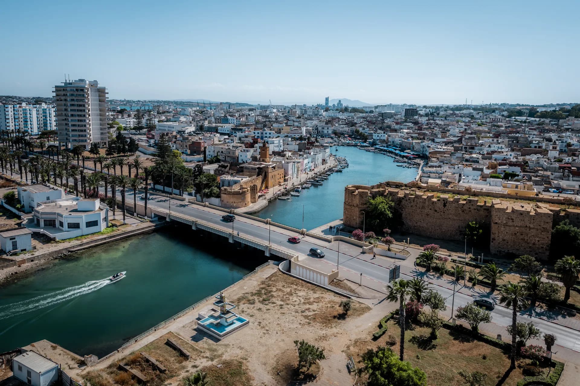 Vue aérienne de Bizerte, son canal, son pont et les remparts de la kasbah