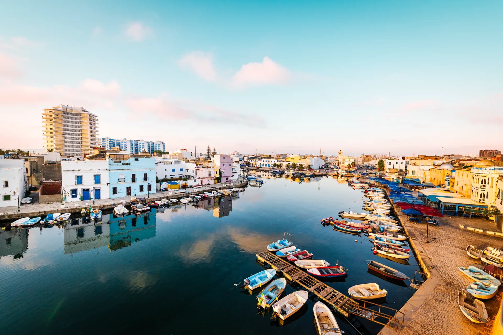Barques de pêcheurs amarrées dans le vieux port de Bizerte au lever du soleil