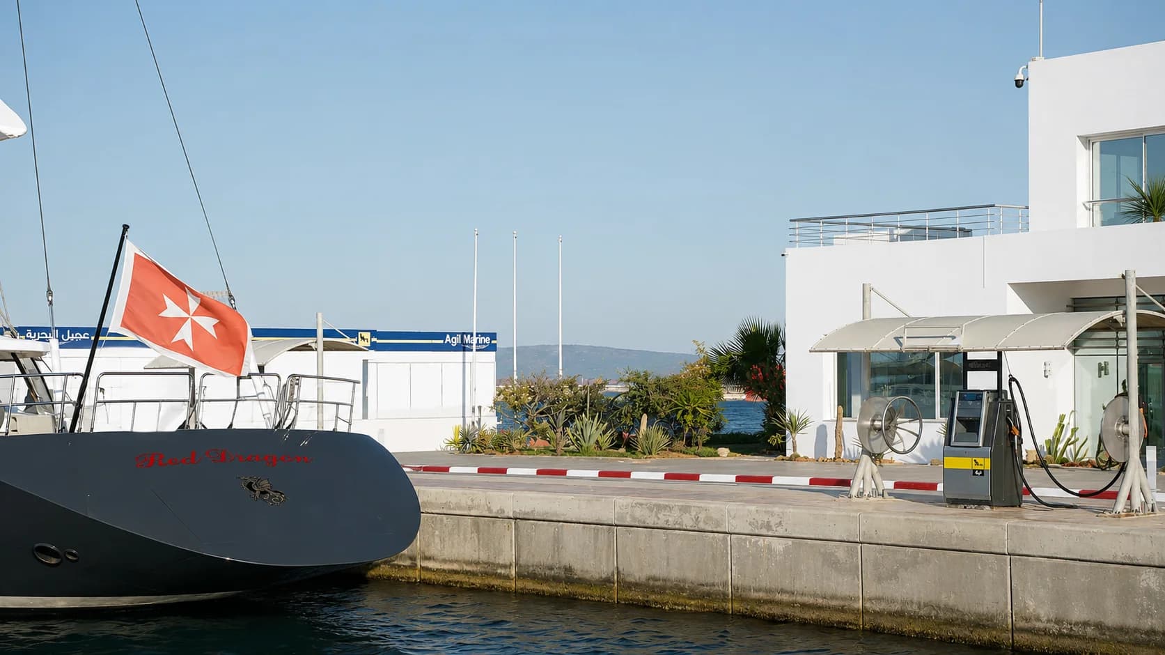 Quai carburant et bâtiment de la capitainerie de Marina Bizerte, yacht amarré au premier plan