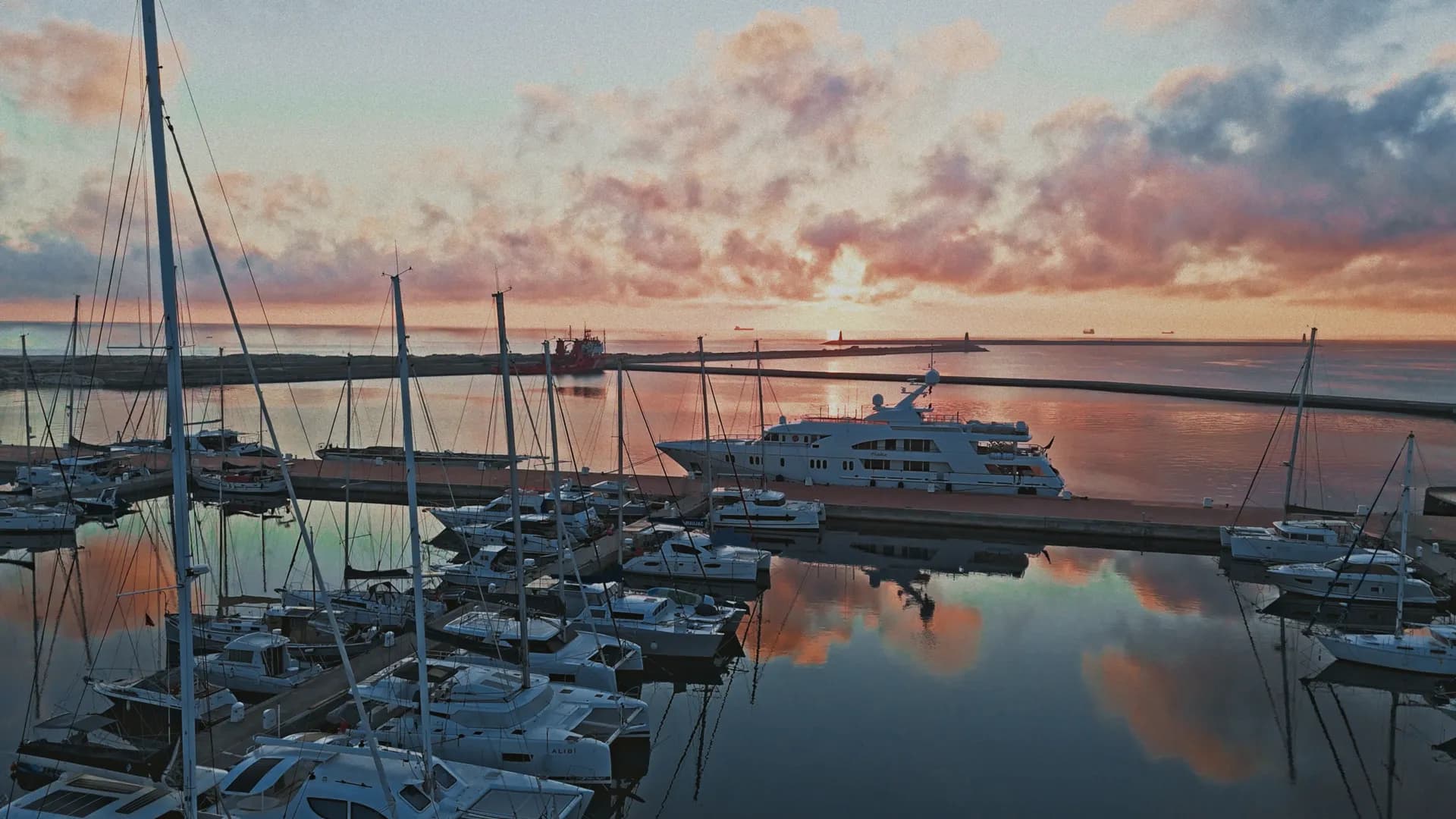 Lever de soleil sur le bassin de Marina Bizerte, voiliers et yachts amarrés aux pontons