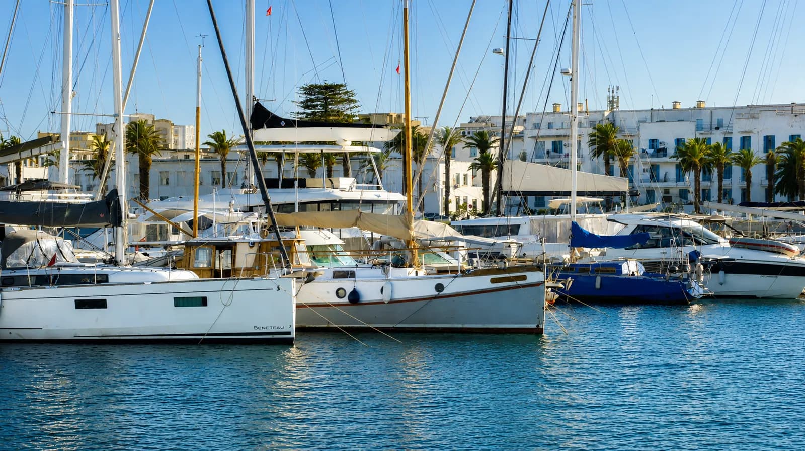 Le port de plaisance de Marina Bizerte adossé à la ville, entre les quais et les façades de Bizerte