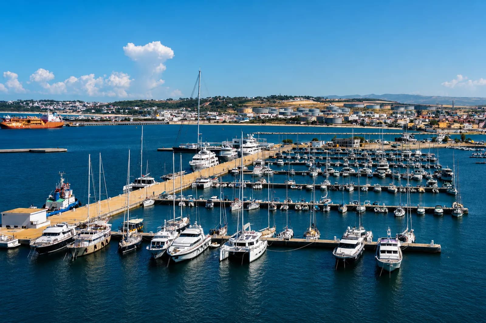 Vue aérienne de Marina Bizerte : les pontons, le bassin et les bateaux amarrés le long des quais
