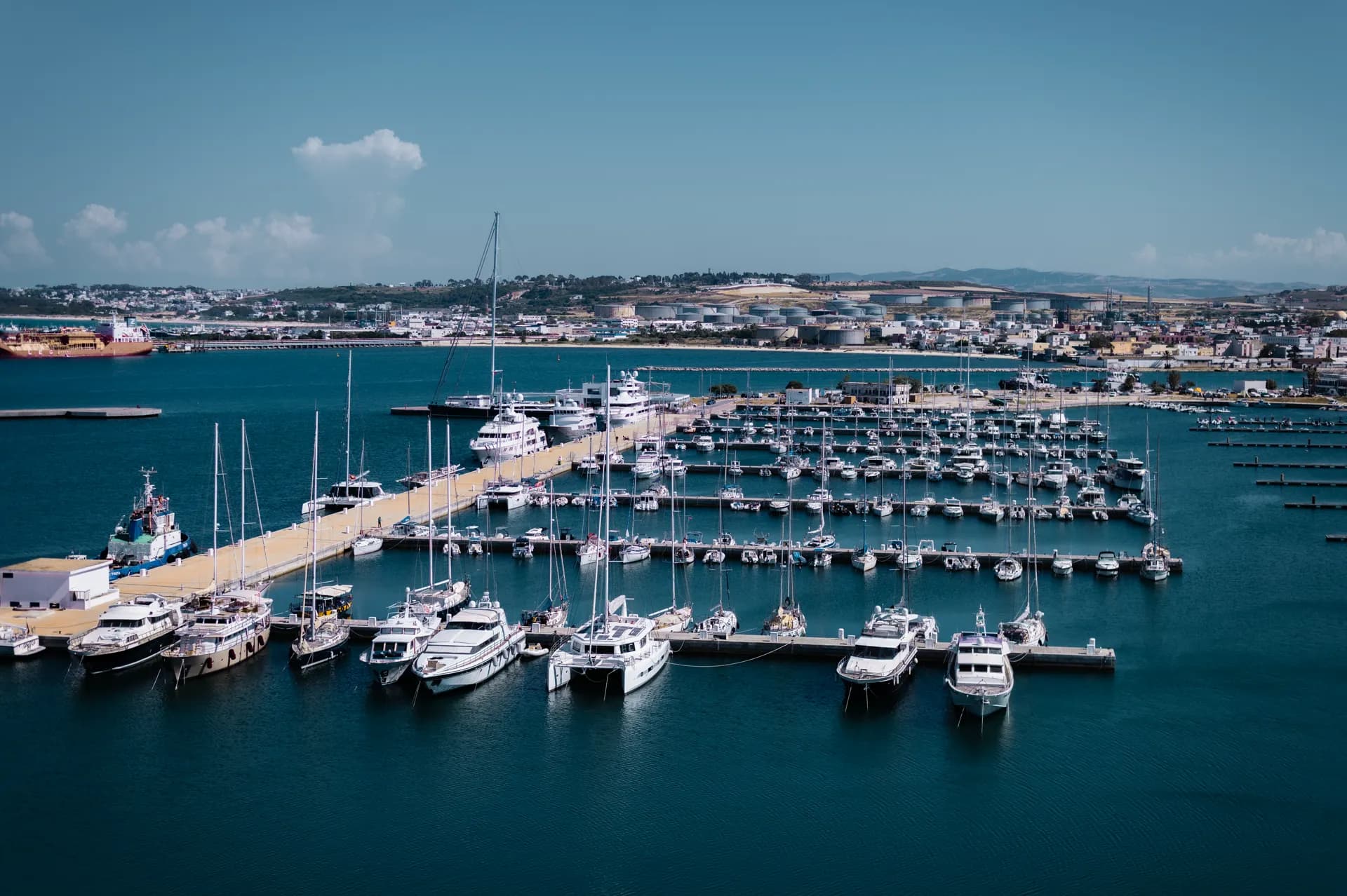 Vue aérienne des yachts et voiliers alignés sur les pontons de la Marina de Bizerte
