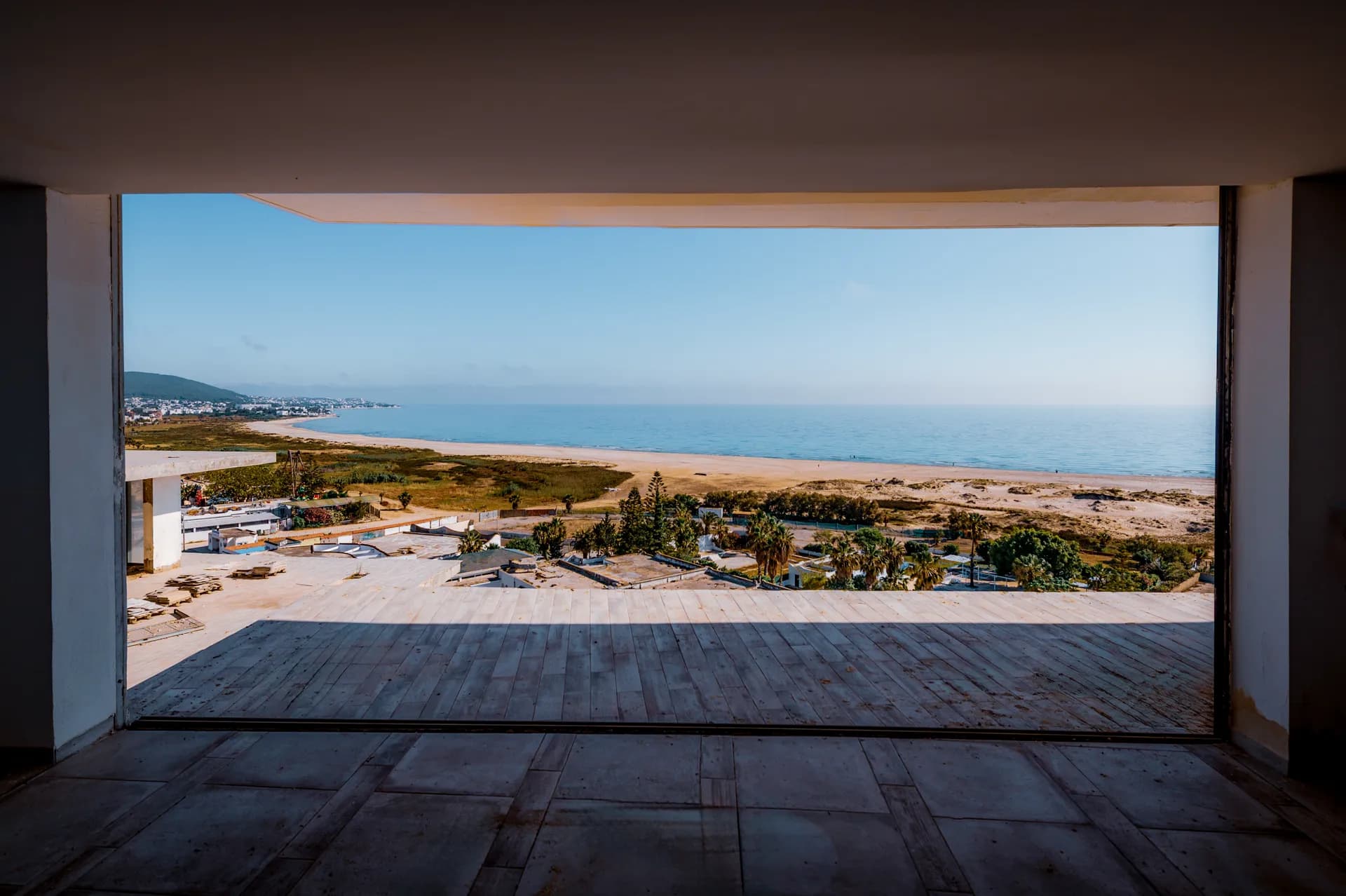 Vue sur la plage et la Méditerranée depuis une terrasse de la Résidence Nautilus