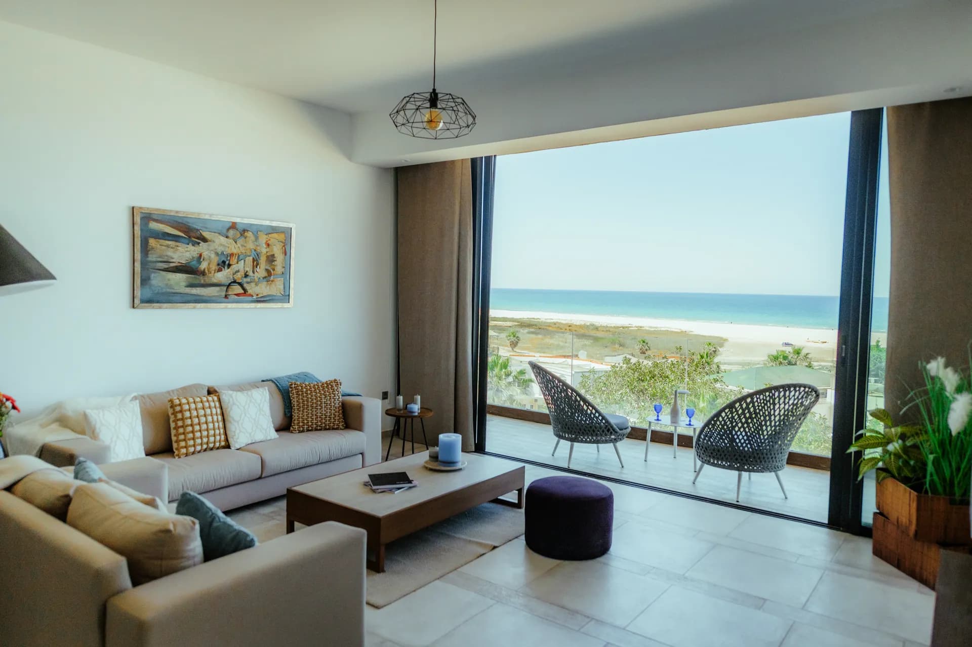 Salon lumineux d'un appartement Nautilus ouvert sur la plage et la Méditerranée