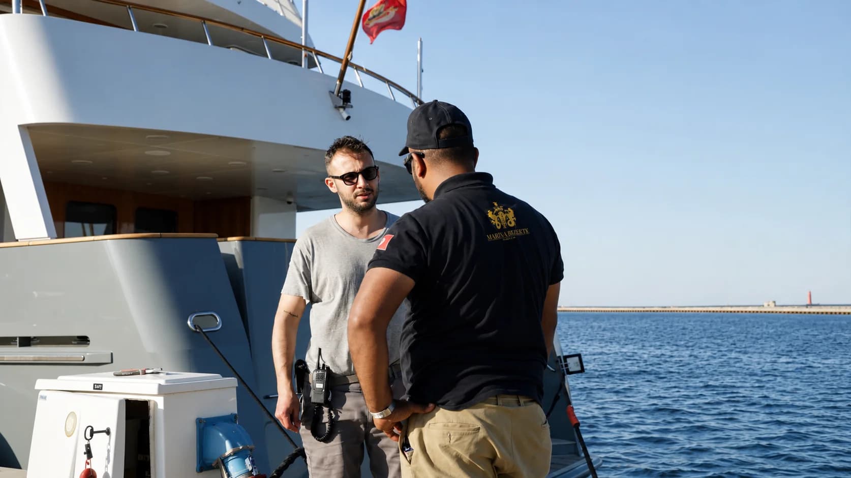 Équipe de Marina Bizerte assistant un client à bord de son yacht
